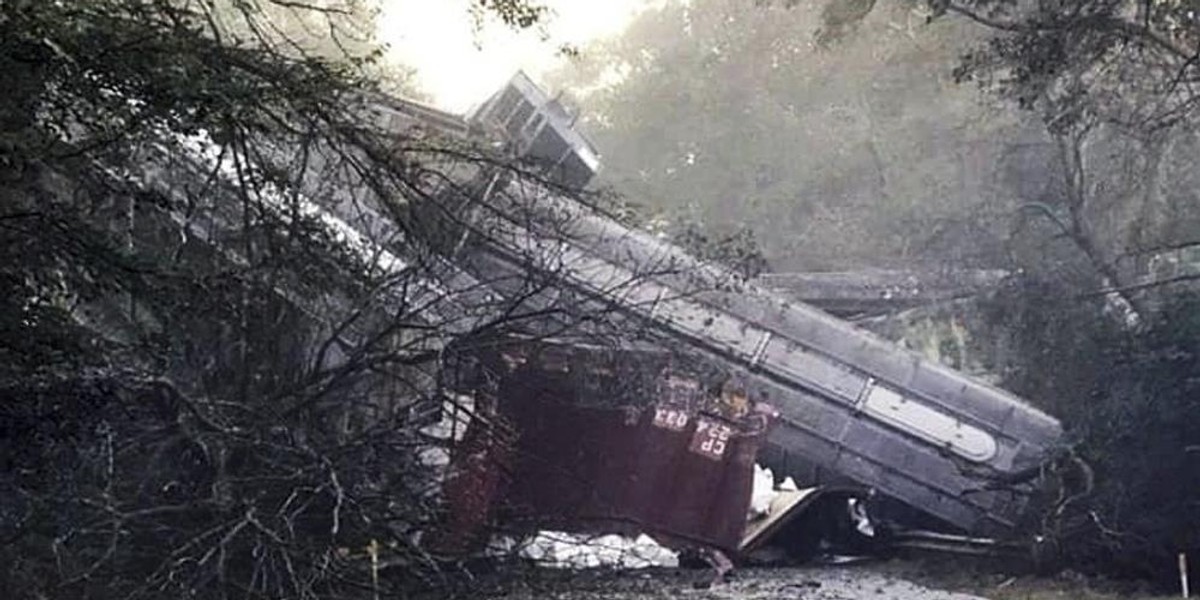 Katastrofa kolejowa. Pociąg spadł na autostradę