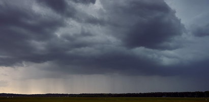 Front podzieli Polskę na pół. W weekend będą ulewy, burze, wiatr, podtopienia. IMGW ostrzega przed niebezpieczną pogodą