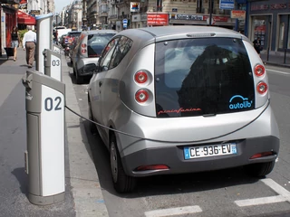 Elektryczny samochód do wynajęcia w Paryżu