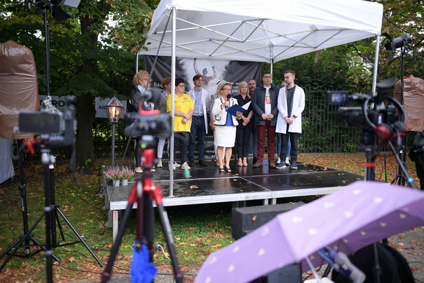 Do niedzieli wieczór protestujący zawieszają działalność "białego miasteczka"