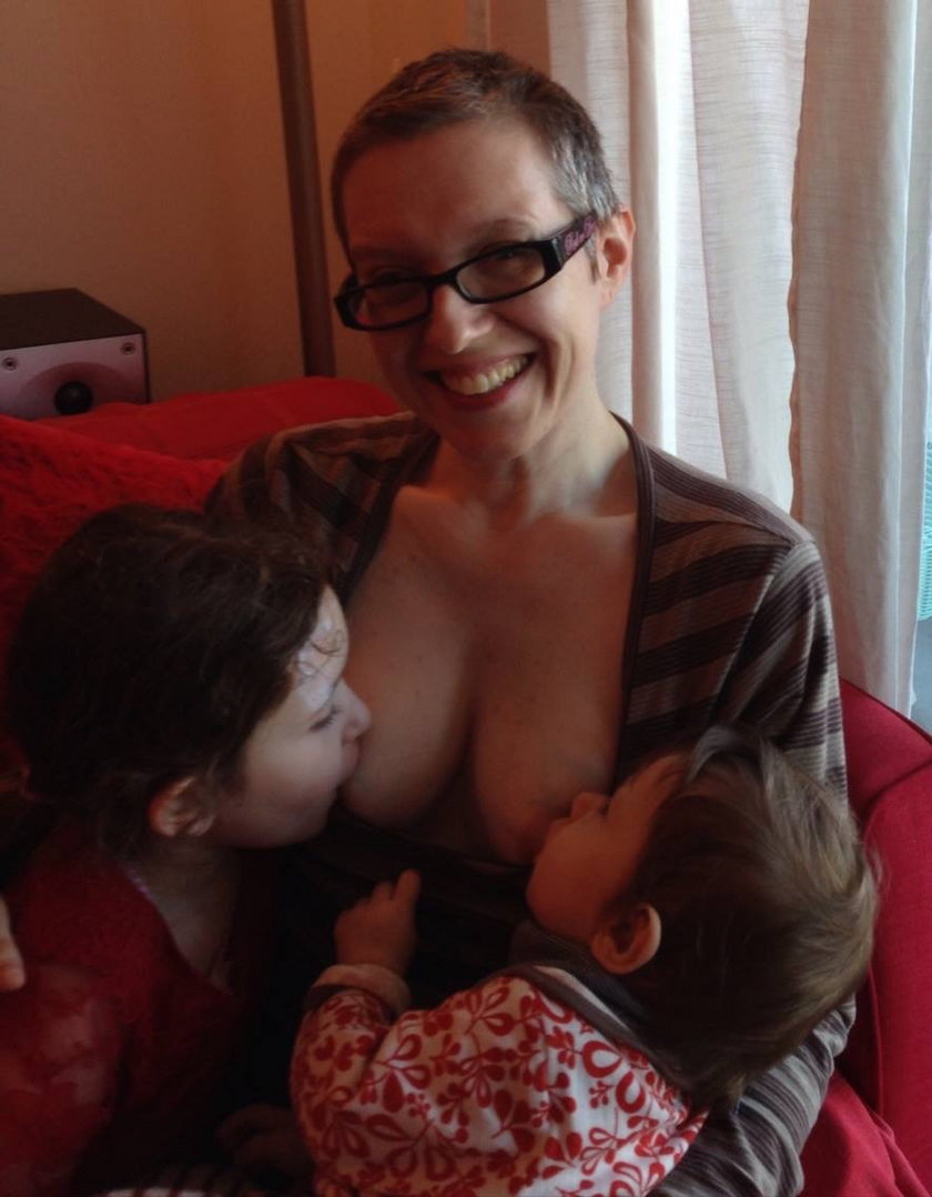 кормящие мамы трогают грудь фото 66
