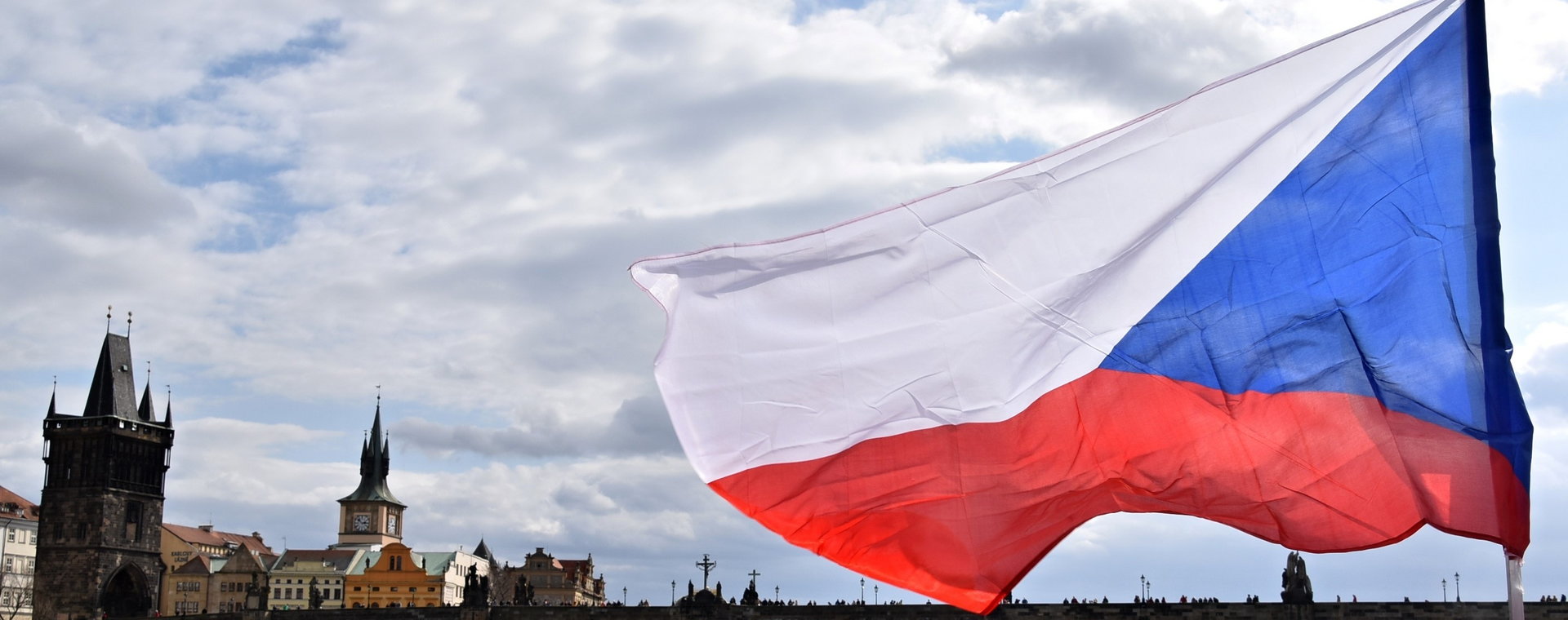 Czechy z pozoru wydają się być bardziej narażone na zawirowania walutowe niż Polska. Są krajem mniejszym, o populacji prawie czterokrotnie mniej licznej, a zarazem bardziej otwartą gospodarką.