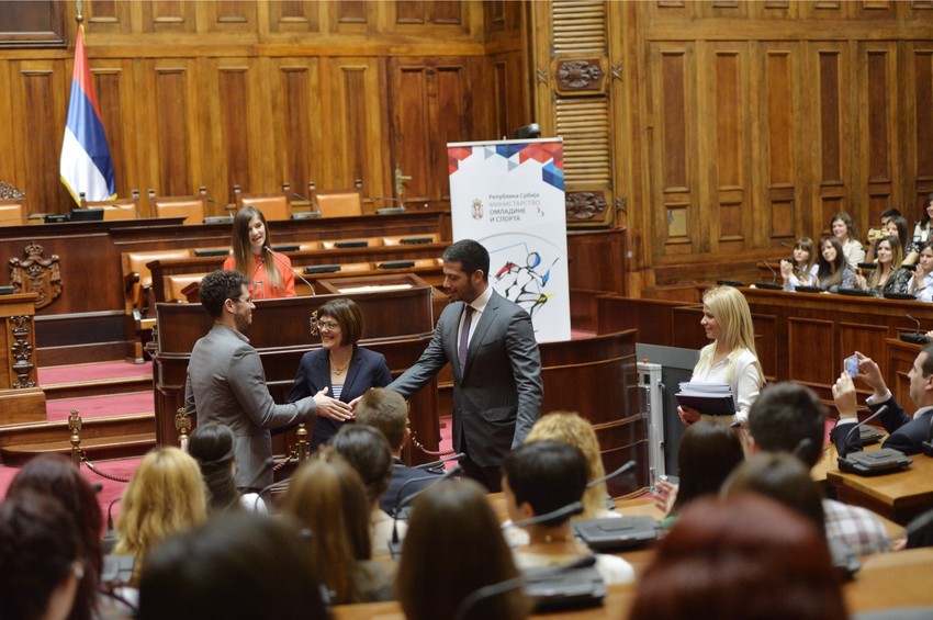 Ministar uručuje stipendije