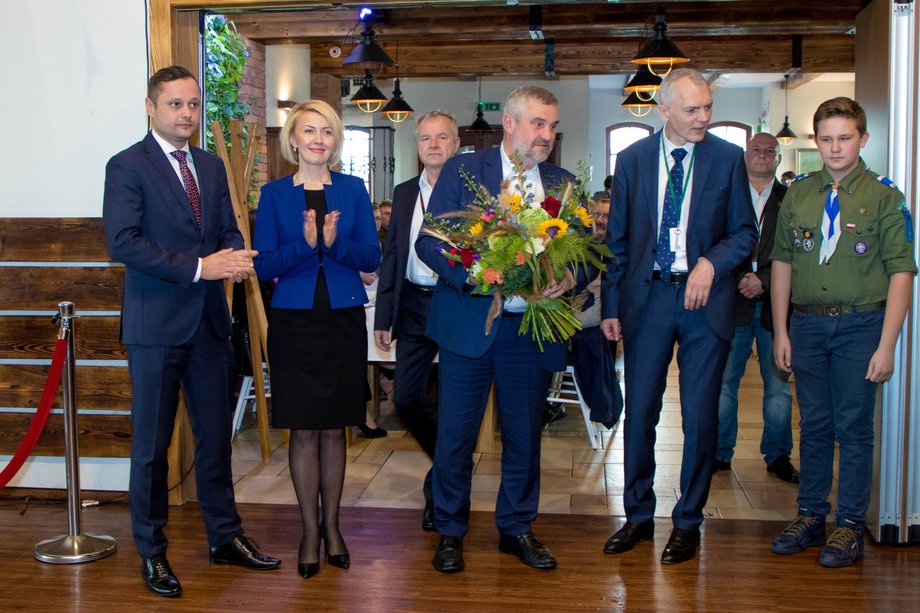 Na zdjęciu (od lewej) Michał Kotkowski, dyrektor Elewarru w Gądkach, wiceprezes Elewarru Monika Parafianowicz, minister rolnictwa Jan Krzysztof Ardanowski, prezes Elewarru Daniel Alain Korona