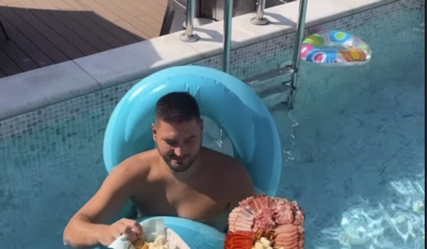 Ljuba Perućica u bazenu