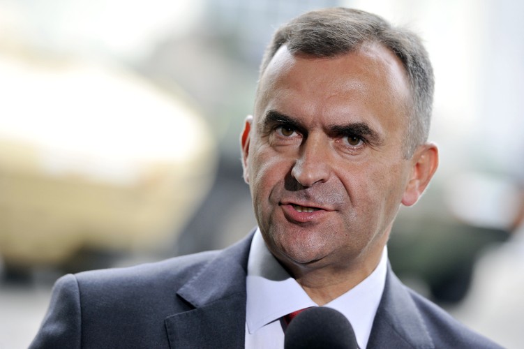 <b>Minister skarbu państwa Włodzimierz Karpiński</b>
<br>
<br>
Najpierw ukończył studia na Wydziale Inżynierii Chemicznej i Procesowej Politechniki Warszawskiej, potem uzupełnił je kierunkiem menedżerskim oraz studiami z zakresu zarządzania funduszami strukturalnymi i prawa Unii Europejskiej.
<br>
<br>
Już od 1986 roku był pracownikiem Tarchomińskich Zakładów Farmaceutycznych 'Polfa Tarchomin', a następnie dyrektorem w BPT 'Synteza'. Potem był kierownikiem w Przedsiębiorstwie Remontowo-Montażowego 'Remo' w Puławach i w 'OIC Poland' w Lublinie. Do 2005 roku pełnił funkcję wiceprezydenta, a potem  członka zarządu Zakładów Azotowych 'Puławy' S.A.
<br>
<br>
Od 2001 roku Karpiński był związany z PO, z jej ramienia wszedł od Sejmu. Od 2011 był kolejno sekretarzem stanu w MSWiA i MAiC, a w 2013 roku wszedł do rządu Tuska.