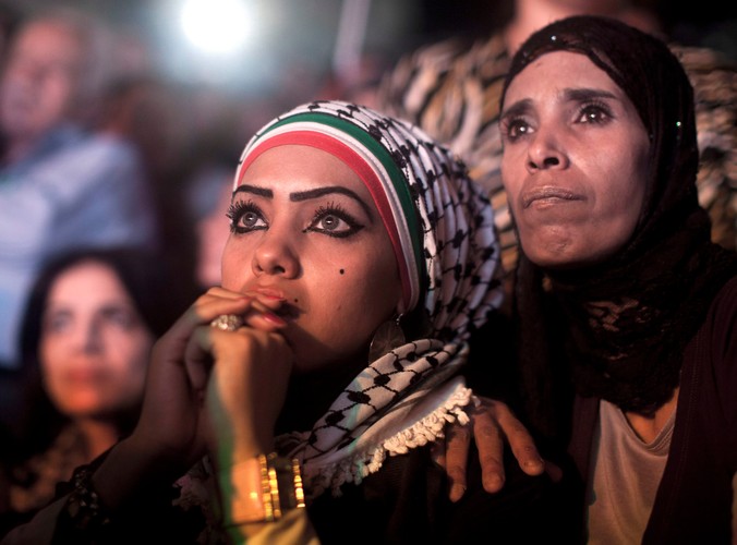 Palestynki z Ramallah oglądają przemówienie prezydenta autonomii palestyńskiej Mahmouda Abbasa wygłaszane w ONZ