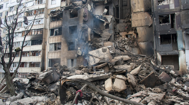 Tüzérségi támadásban megsemmisült társasház Harkivban 2022. március 8-án / Fotó: MTI/AP/Andrew Marienko