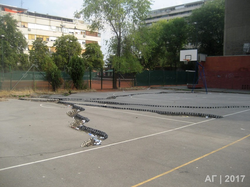 Pukotine krivudaju kao zmije...