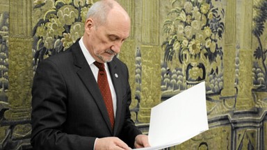 Macierewicz: miejsce katastrofy to wciąż wielka mogiła