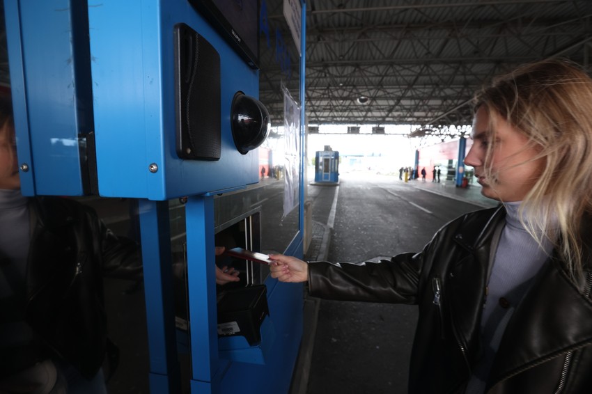 Obavezno fotografisanje lica i uzimanje otisaka 4 prsta desne ruke, ali i dalje predajemo pasoš