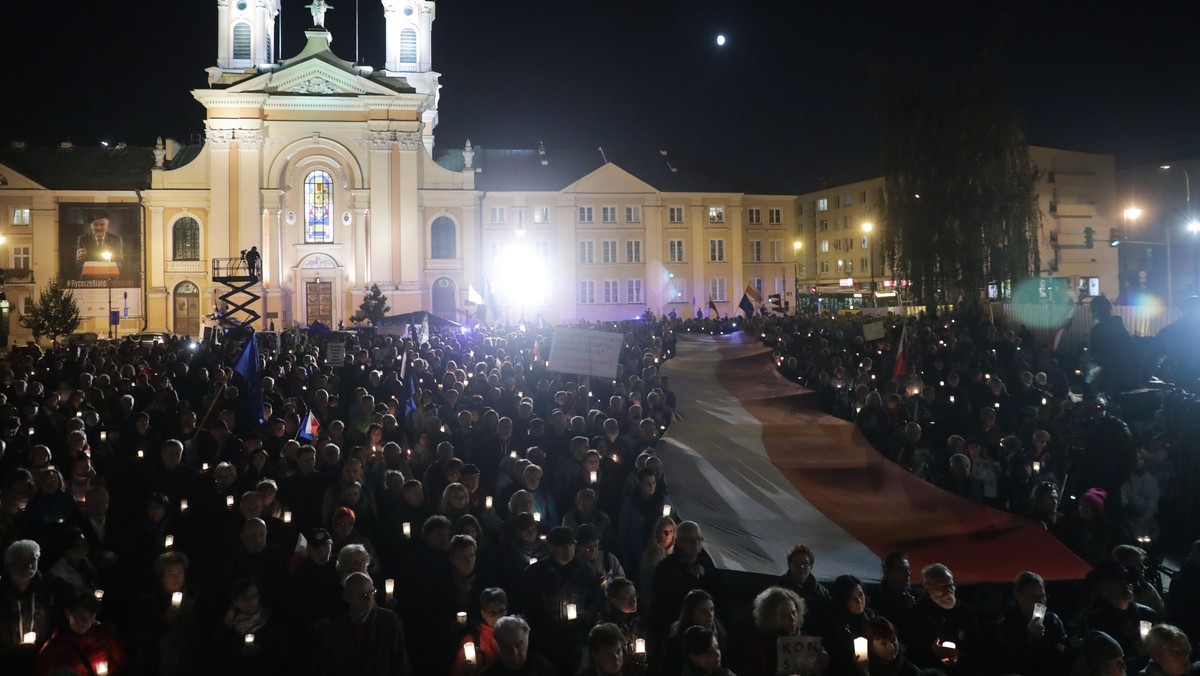 Dziś miały miejsce kolejne demonstracje Komitetu Obrony Demokracji. Protestujący w wielu miastach Polski spotkali się przed sądami. Nie podobają się im propozycje prezydenta Andrzeja Dudy, który wcześniej zawetował ustawy o KRS i Sądzie Najwyższym.