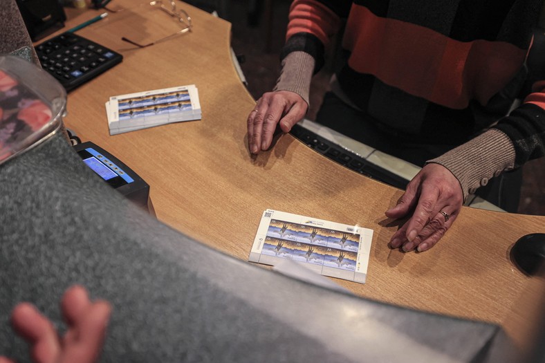 Oficina principal de correos de Kiev, 18 de abril de 2022. Sellos conmemorativos de las palabras de un soldado de la Isla de las Serpientes 