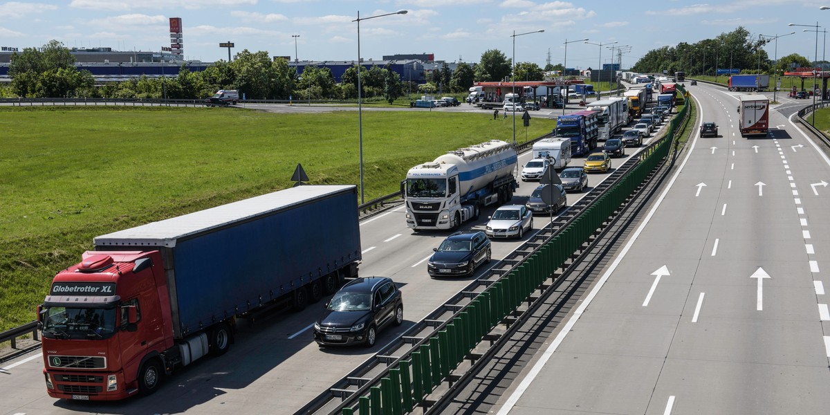 Parlament Europejski na początku kwietnia poparł propozycję nowych przepisów w sprawie przewoźników drogowych. To kontrowersyjny projekt regulacji niekorzystnych dla Polski, który zakłada m.in. objęcie przewoźników drogowych przepisami o delegowaniu pracowników.