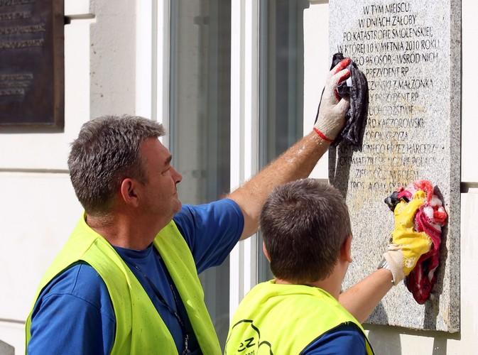 Tablica oblana fekaliami