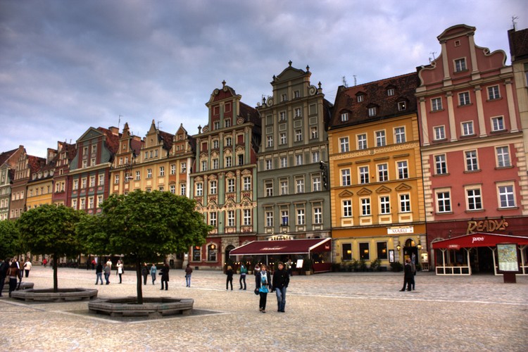 Wrocław – liczne kanały, gotycka zabudowa starego miasta oraz zabytki do których trzeba zaliczyć: Ostrów Tumski, Rynek, Nowy Targ, Panoramę Racławicką, Wrocławską Fontannę Multimedialną, oraz Halę Stulecia. Ale we Wrocławiu atrakcji turystycznych jest zdecydowanie więcej. Wrocław. Fot.flickr/Klearchos Kapoutsis