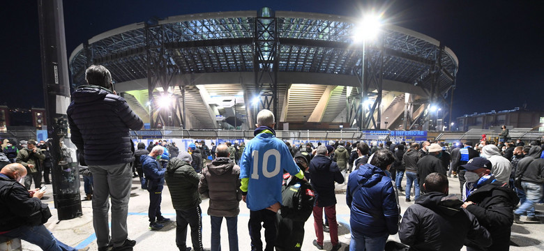 Tłumy kibiców przybyły przed stadion w Neapolu, by oddać hołd Maradonie