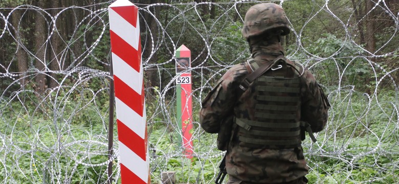 Atak migrantów na polskie posterunki. "Sytuacja coraz bardziej napięta". NAGRANIE