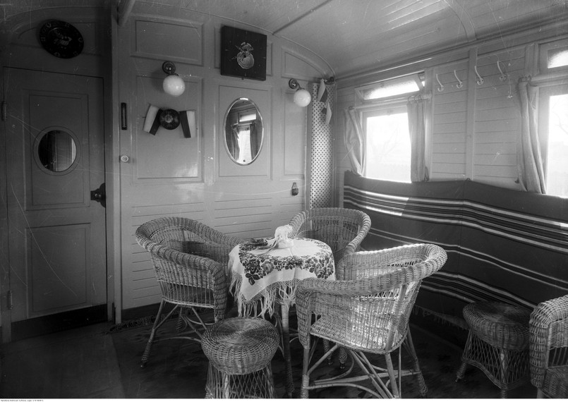 Wyruszał on z Krakowa i przez 10 dni obwoził pasażerów po Polsce południowej. Jeździł nocą (łącznie prawie 1200 km), a w dzień zatrzymywał się w znanych ośrodkach: Zakopanem, Krynicy, Rabce, Zwardoniu, Wiśle…", opisuje Robert Gawkowski w książce "Wypoczynek w II P". Do dyspozycji turystów były dwuosobowe kabiny, obowiązkowo z łazienką i prysznicem.