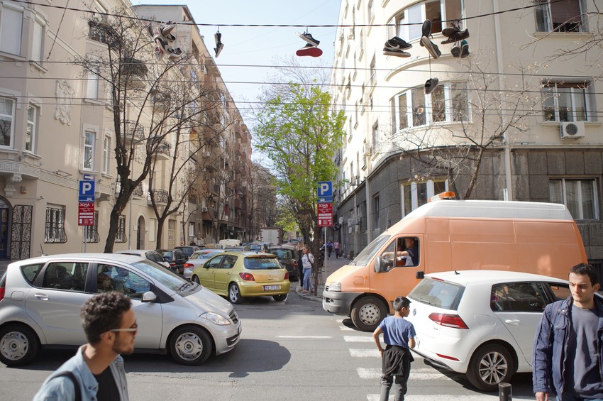"Viseće" patike na Dorćolu