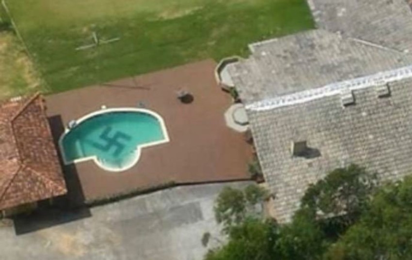 Svastika na dnu bazena