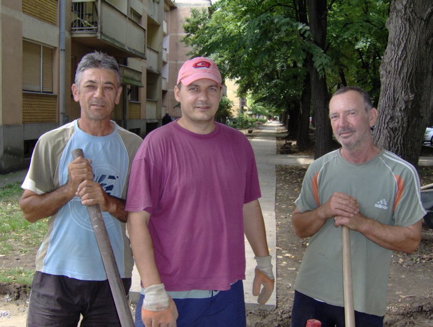 Radnik Radica Perišić (u sredini) našao devojčicu na ulici