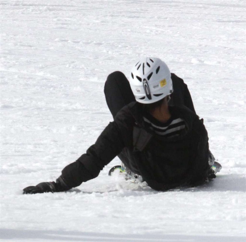 Gwiazda Avatara uczy się jazdy na nartach
