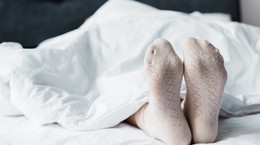 Is it healthy to sleep in socks?