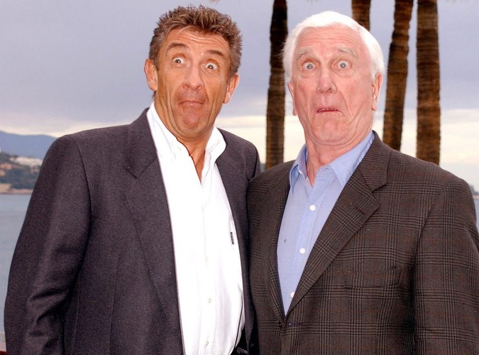 Leslie Nielsen i włoski aktor Ezio Greggio podczas festiwalu filmów komediowych w Monte Carlo w listopadzie 2002 roku