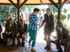 Ewa Kopacz u leśników w stylizacji 'dziewczyna farmera' i w bardzo drogich trampkach