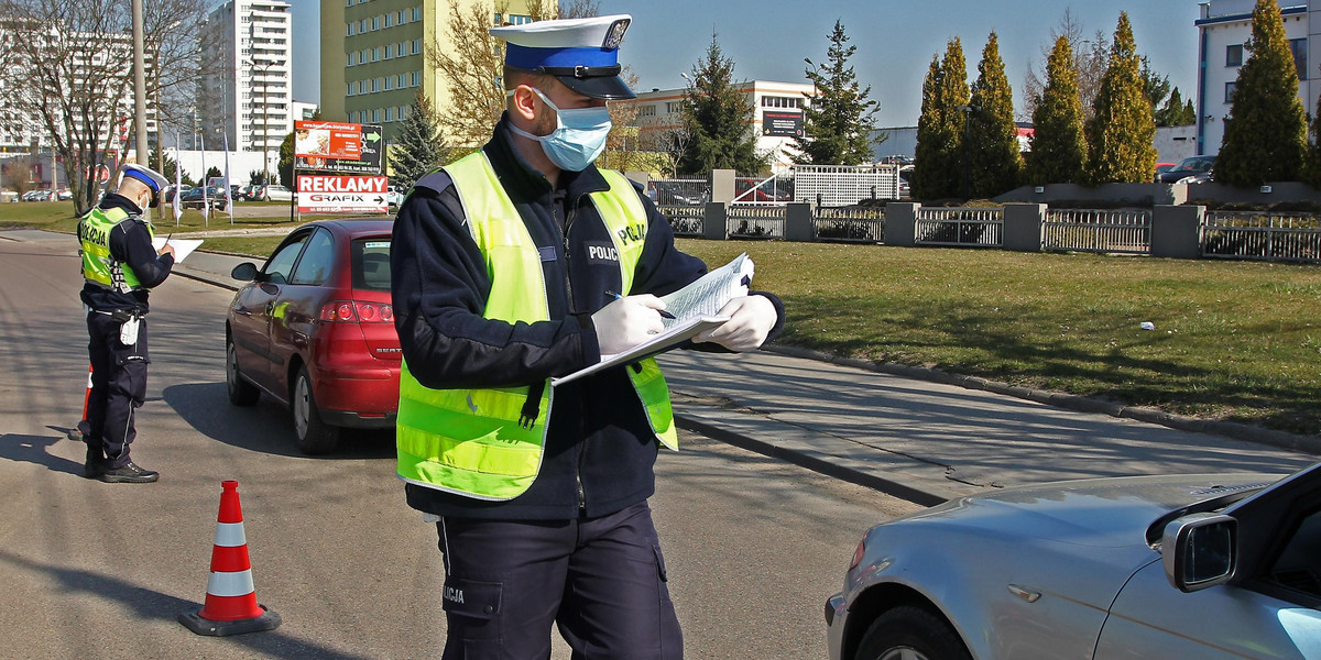 Na zdjęciu: policjanci sprawdzają kierowców pod kątem stosowania się do obostrzeń związanych z epidemią, Białystok, 7 kwietnia 2020