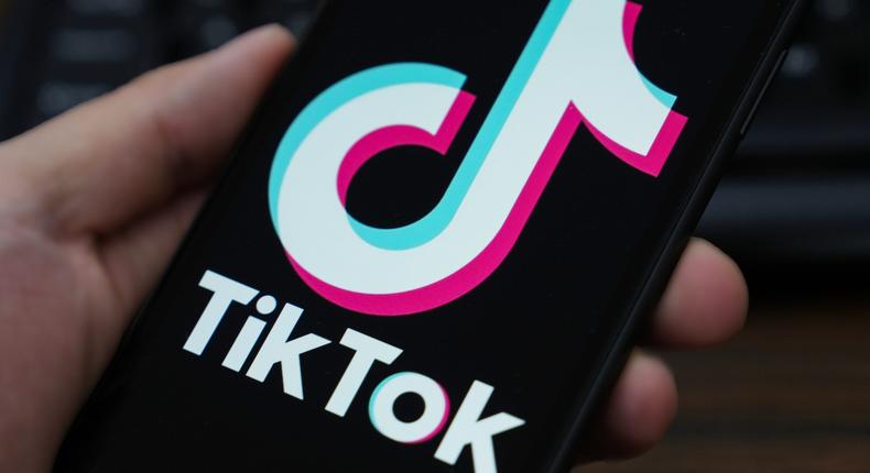 Le logo TikTok affiché sur l'écran d'un smartphone. Getty Images
