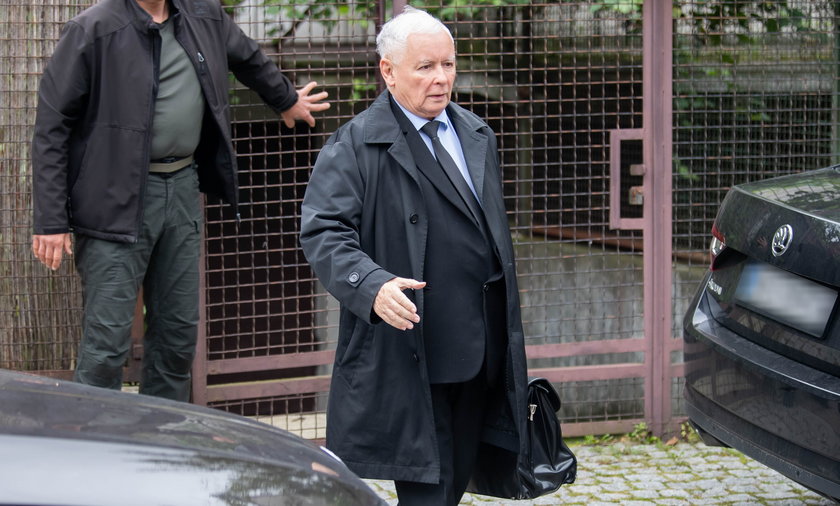 Jarosław Kaczyński przed swoim domem