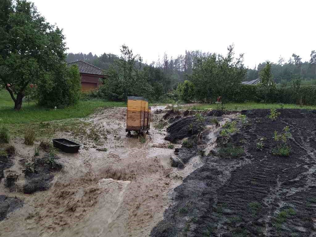 Hasiči majú plné ruky práce. 