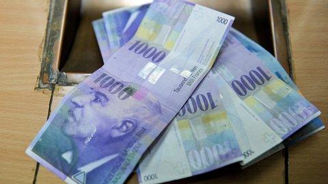 Obecnie w spłacie pozostaje 458,83 tys. kredytów frankowych. Według danych BIK wartość portfela mieszkaniowych kredytów frankowych na w połowie tego roku wynosiła 102,8 mld zł.