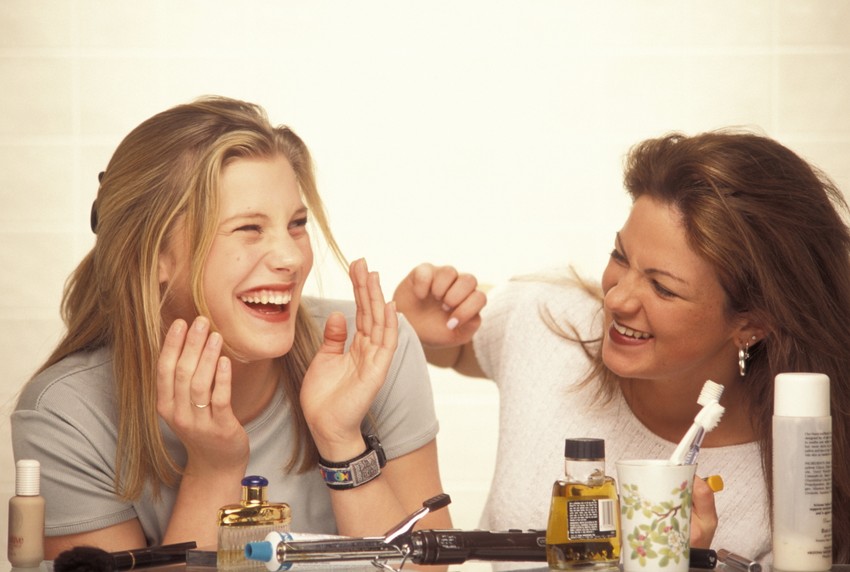 Žene utroše više vremena na šminku i frizuru kada se sastaju sa drugim ženama nego na izlaske sa muževima