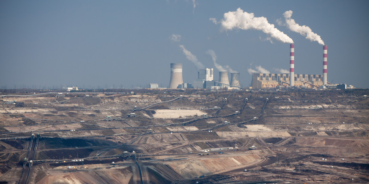 Autorzy raportu przekonują, że za pieniądze, które Polska dokłada do energetyki węglowej m.in. w postaci subsydiów, można by wybudować ekologiczną elektrownię atomową. 