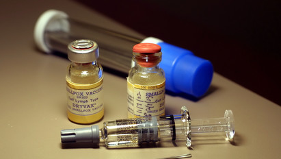 Vakcinahamisító hálózatra csaptak le Kínában és Dél-Afrikában