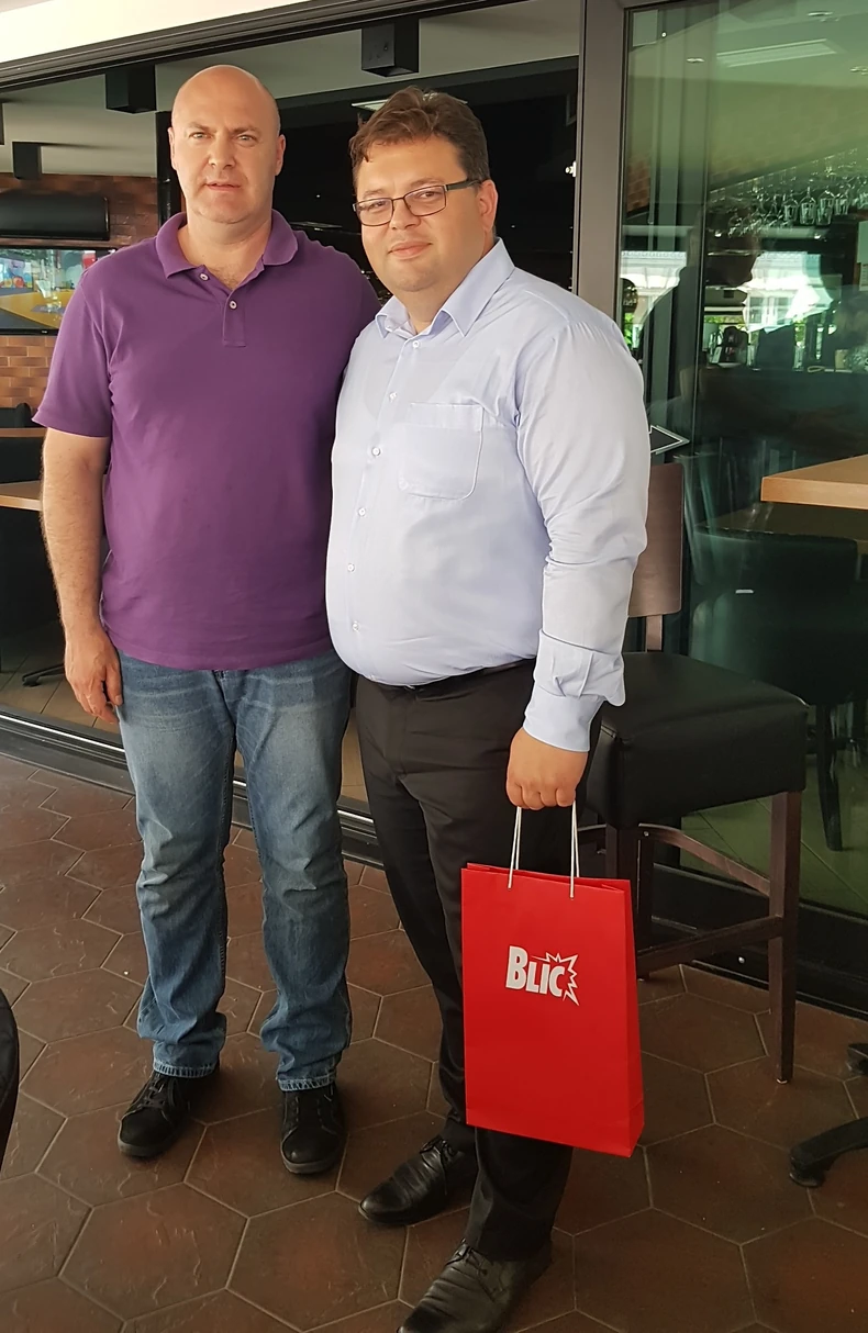 Igor Velimirović, urednik sportske rubrike "Blica", predaje poklon gradonačelniku Sremske Mitrovice, Vladimiru Sanaderu