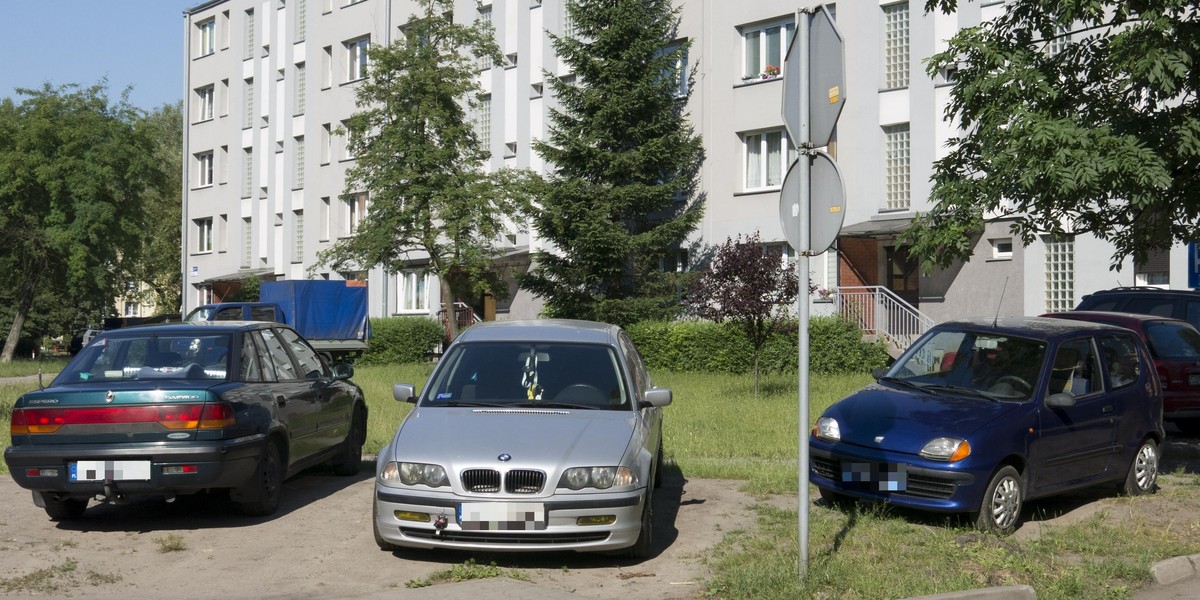 Zatłoczone parkingi w dzielnicy Halemba