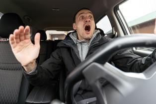 Uderzą w nas zupełnie nowym podatkiem za samochody. Zapłacimy fiskusowi jeszcze więcej. Stanie się to niedługo. Datę już podali