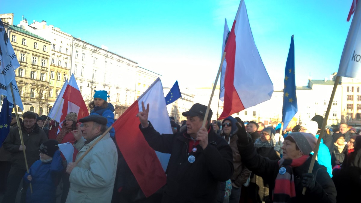 Około 200 osób zebrało się na krakowskim Rynku. Protestujący przynieśli ze sobą także transparenty. "Wasze media to komedia", "Obronimy konstytucje", "Kaczystan to odlot z Europy" – to tylko niektóre z napisów jakie trzymali w rękach demonstranci. W ten sposób mieszkańcy Krakowa chcieli zamanifestować swój sprzeciw przeciwko wydarzeniom jakie miały miejsce w Sejmie dziś w nocy.