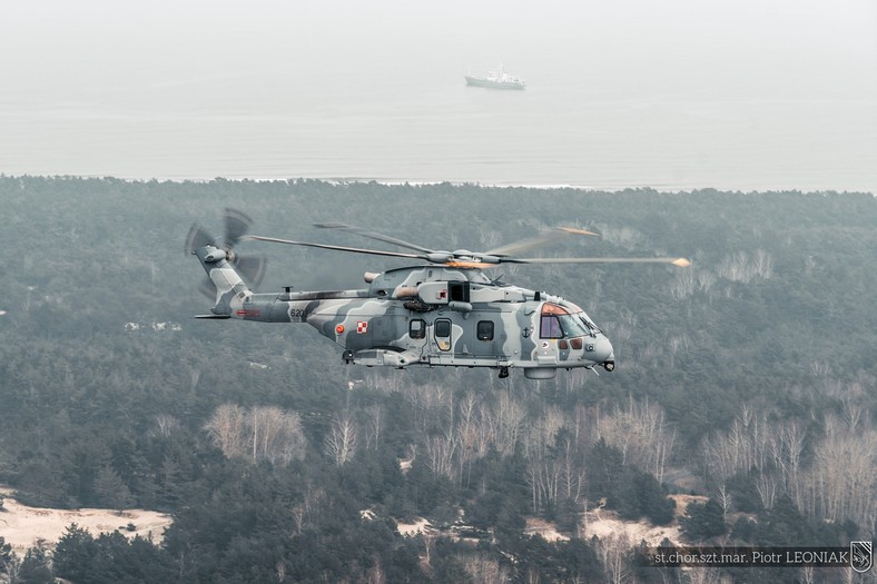 AW101 posiada trzy silniki, co zwiększa bezpieczeństwo, ale także koszty lotu.