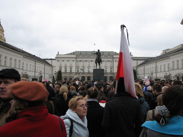 Krzyż upamiętniający ofiary katastrofy pod Smoleńskiem, który ustawiliśmy przed Pałacem Prezydenckim, powinien zostać zastąpiony innym znakiem - podkreślają harcerze z "Inicjatywy Polsce i bliźnim". Fot. PAP