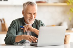 Tym seniorom ZUS wypłaca prawie 350 zł co miesiąc. Sprawdź, czy należy ci się to świadczenie