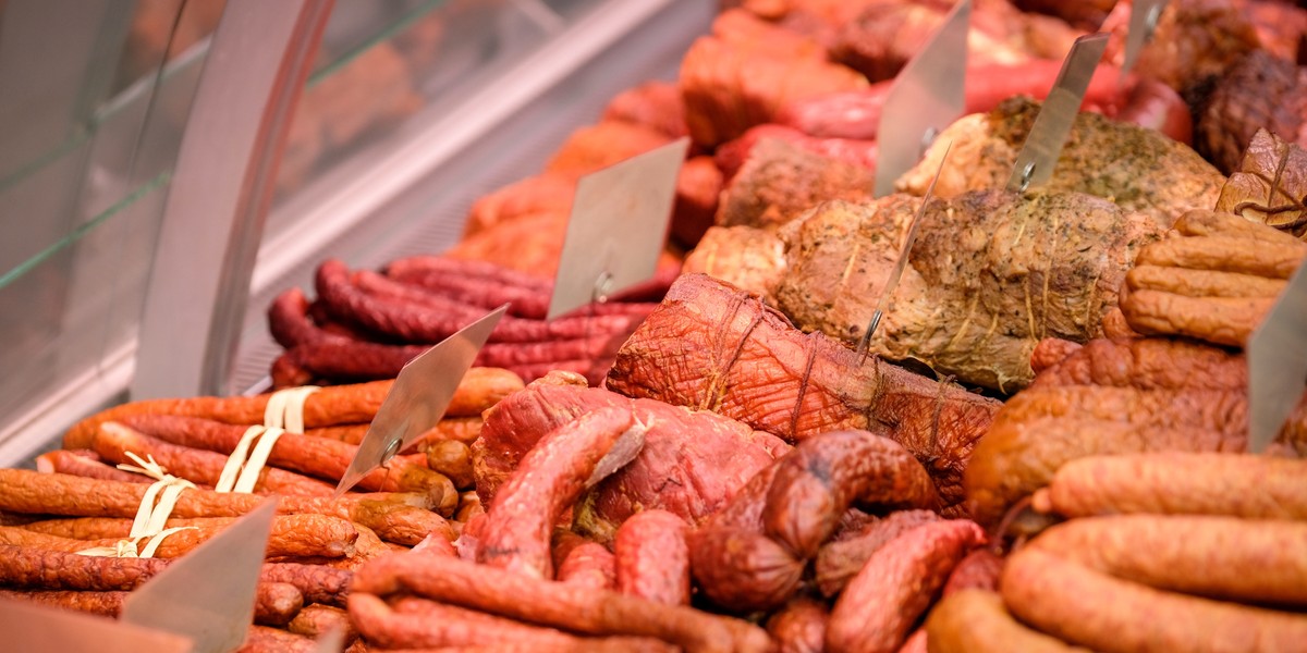 Groźne bakterie w popularnych wędlinach. GIS i Biedronka ostrzegają klientów.