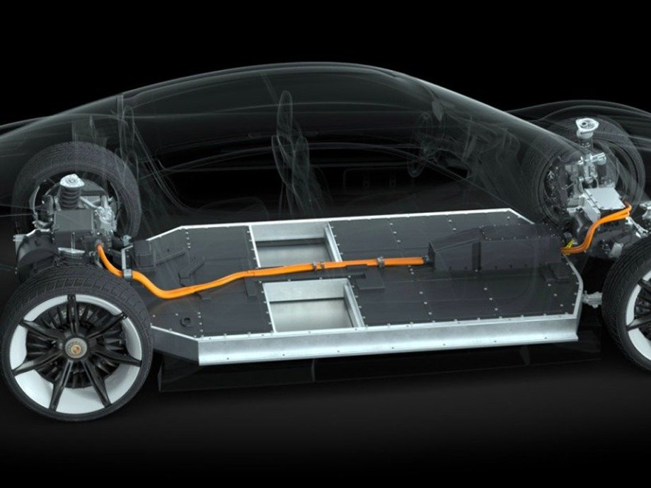 To za sprawą baterii litowo-jonowych rozłożonych równomiernie w podwoziu Porsche E. Ma to zapewnić prawidłowe wyważenie samochodu.
