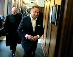 Kamil Durczok w sądzie. Ruszył proces przeciwko "Wprost". ZDJĘCIA z rozprawy