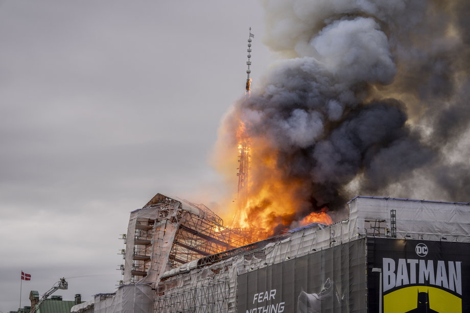 W wyniku pożaru runęła wieża z iglicą. 16 kwietnia 2024 r.