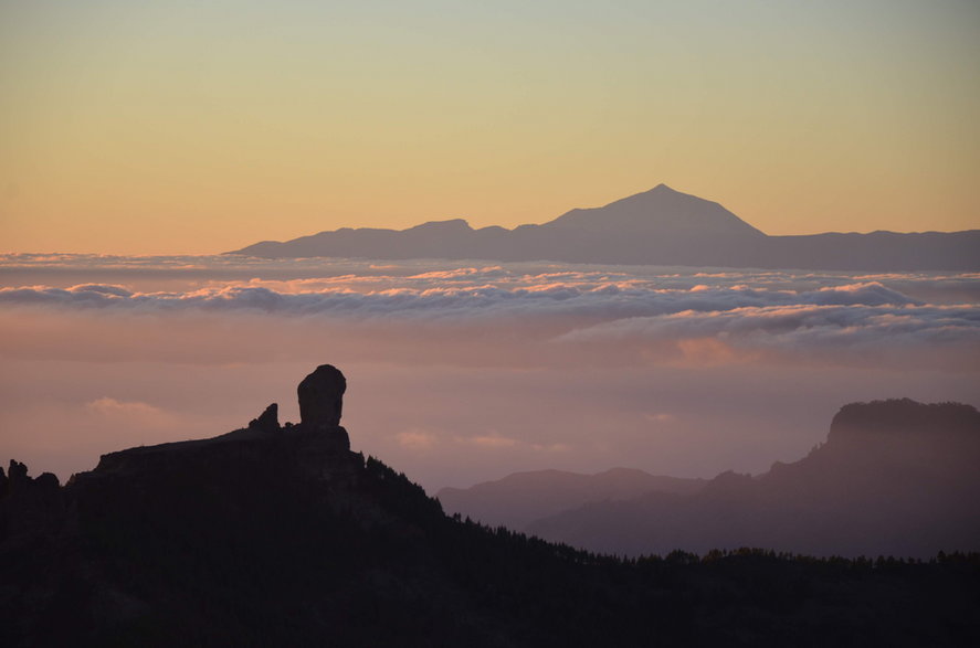 Gran Canaria — widok z Pico de las Nieves na Roque Nublo i wulkan Teide na Teneryfie. 